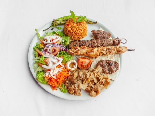 Assiette royale (différentes viande de kebab, Kofte, brochettes de poulet et d'agneau. Servie avec salade mêlée, frites ou riz).