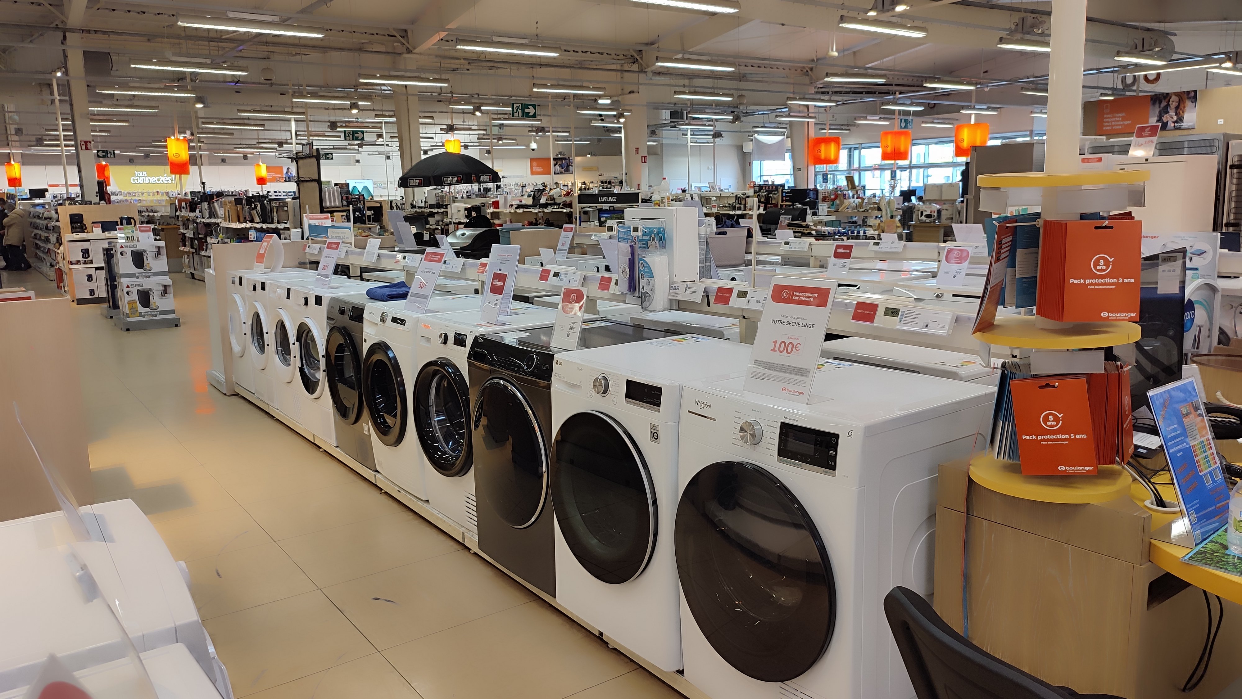 Photo du rayon lavage avec les machines à laver, les sèches linges dans votre magasin Boulanger Saint Brieuc Langueux