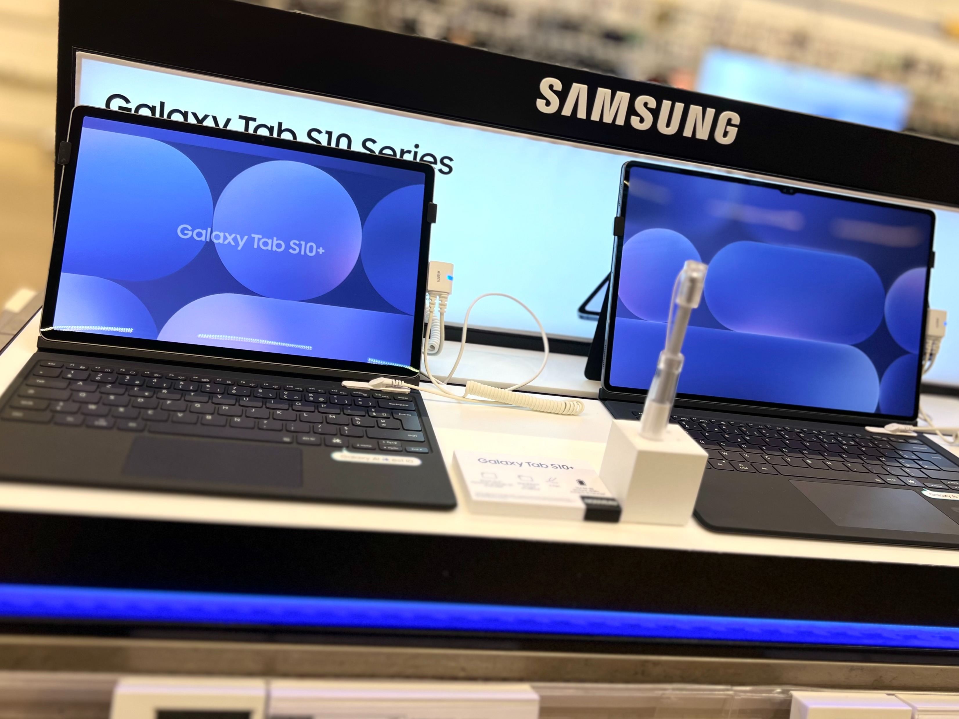 Tête de gondole Galaxy Tab s10+ - magasin Boulanger de Valenciennes - Petite Forêt.