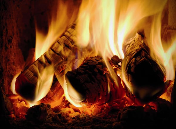 Il fuoco porta calore in casa