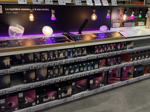 Le rayon des ampoules connectées Philips HUE dans le magasin Boulanger Villebon