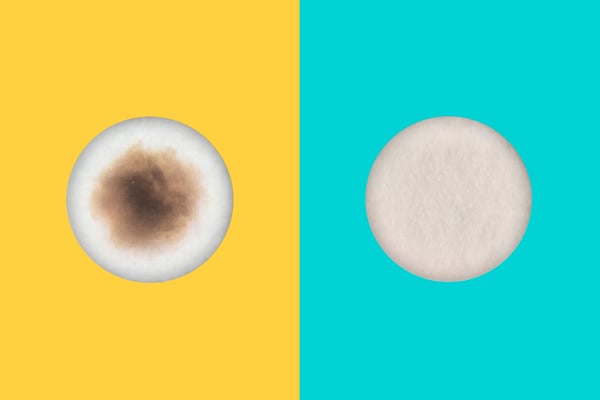 Imagen de la diferencia visual entre el humo de un cigarrillo y el aerosol emitido por IQOS