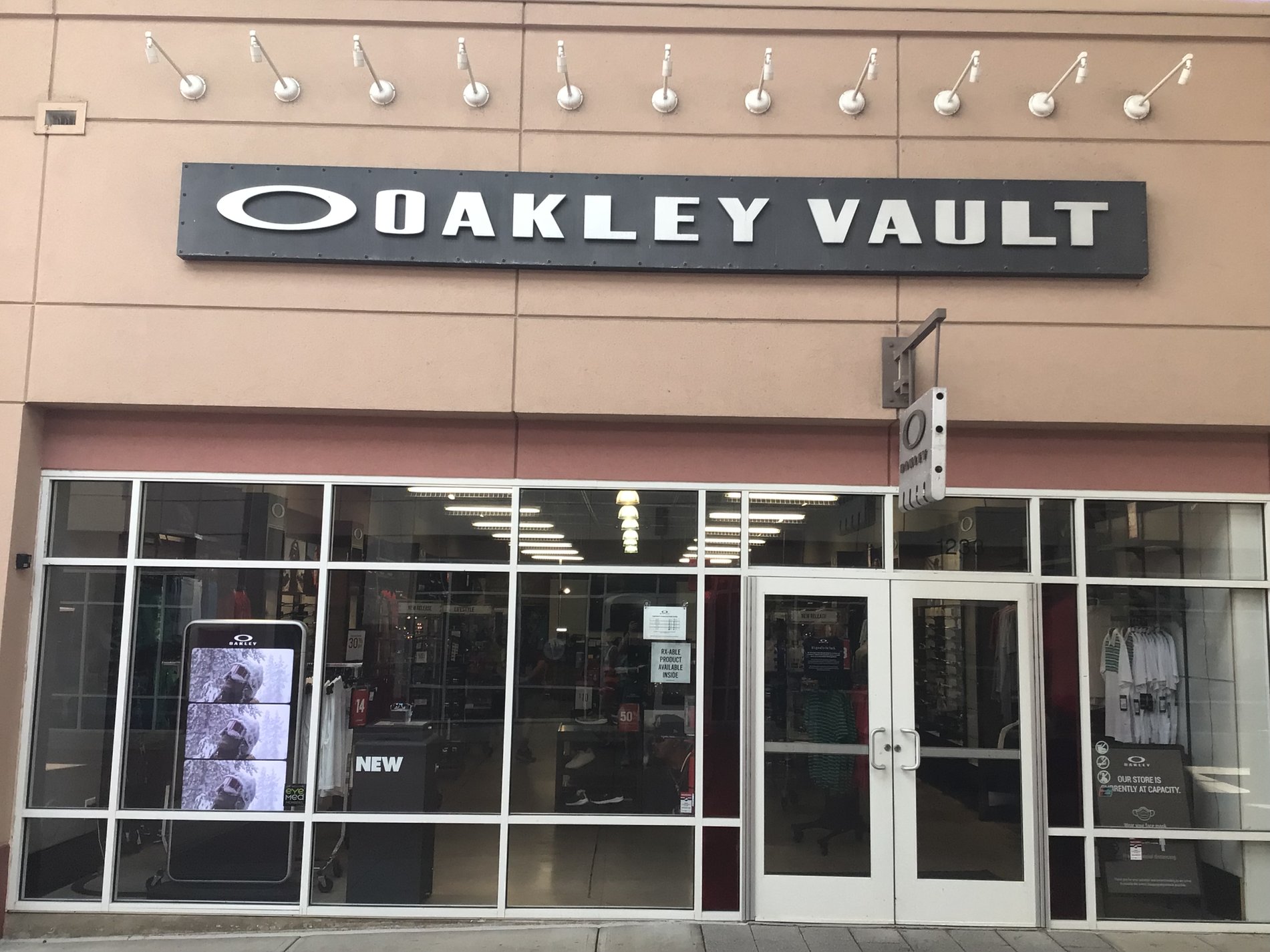 Oakley Vault, 1650 Premium Outlet Blvd Aurora, IL  Men's and Women's  Sunglasses, Goggles, & Apparel