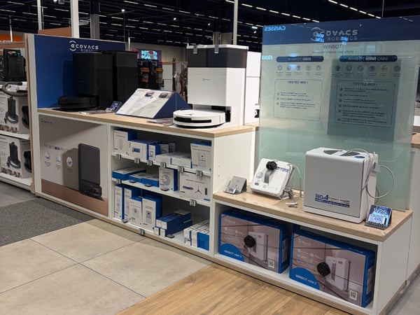 Vue du rayon ecovacs aspirateurs robots avec les produits disposés en magasin.