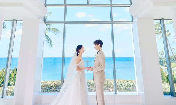 チャペルで記念撮影をする新郎新婦