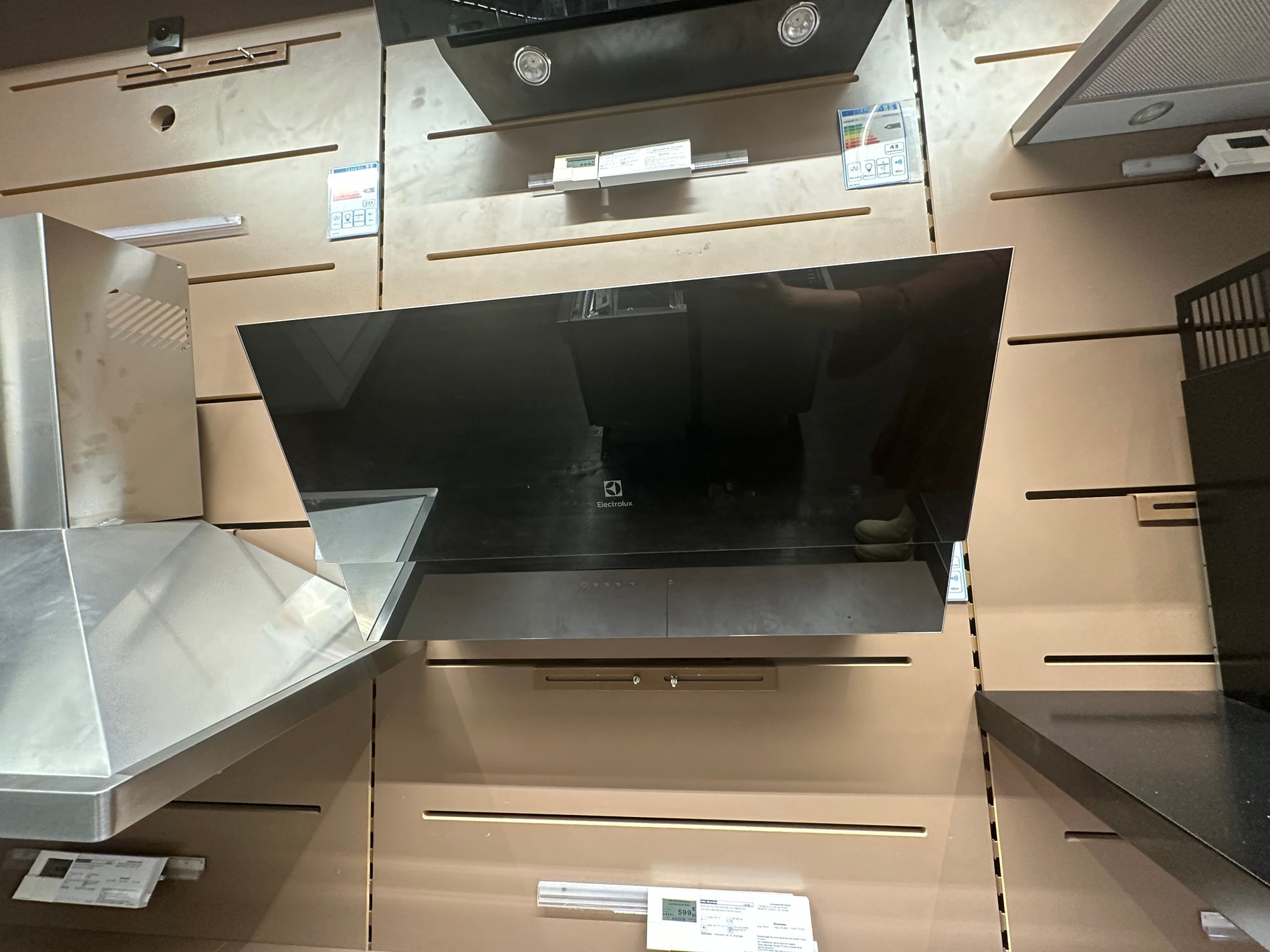 Hotte décorative Electrolux chez Boulanger La Valentine.