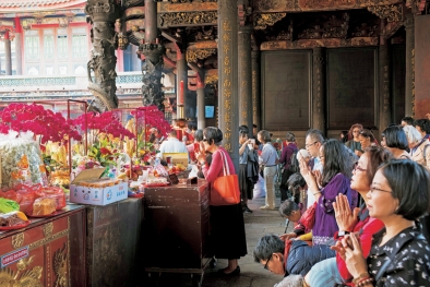 正殿での参拝の後は、後殿に祀られる100柱以上の神様のなかから、求めるご利益を授けてくれる神様を順に参拝していく