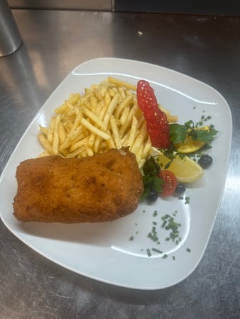 Schweins Cordon bleu mit Pommes Frites
