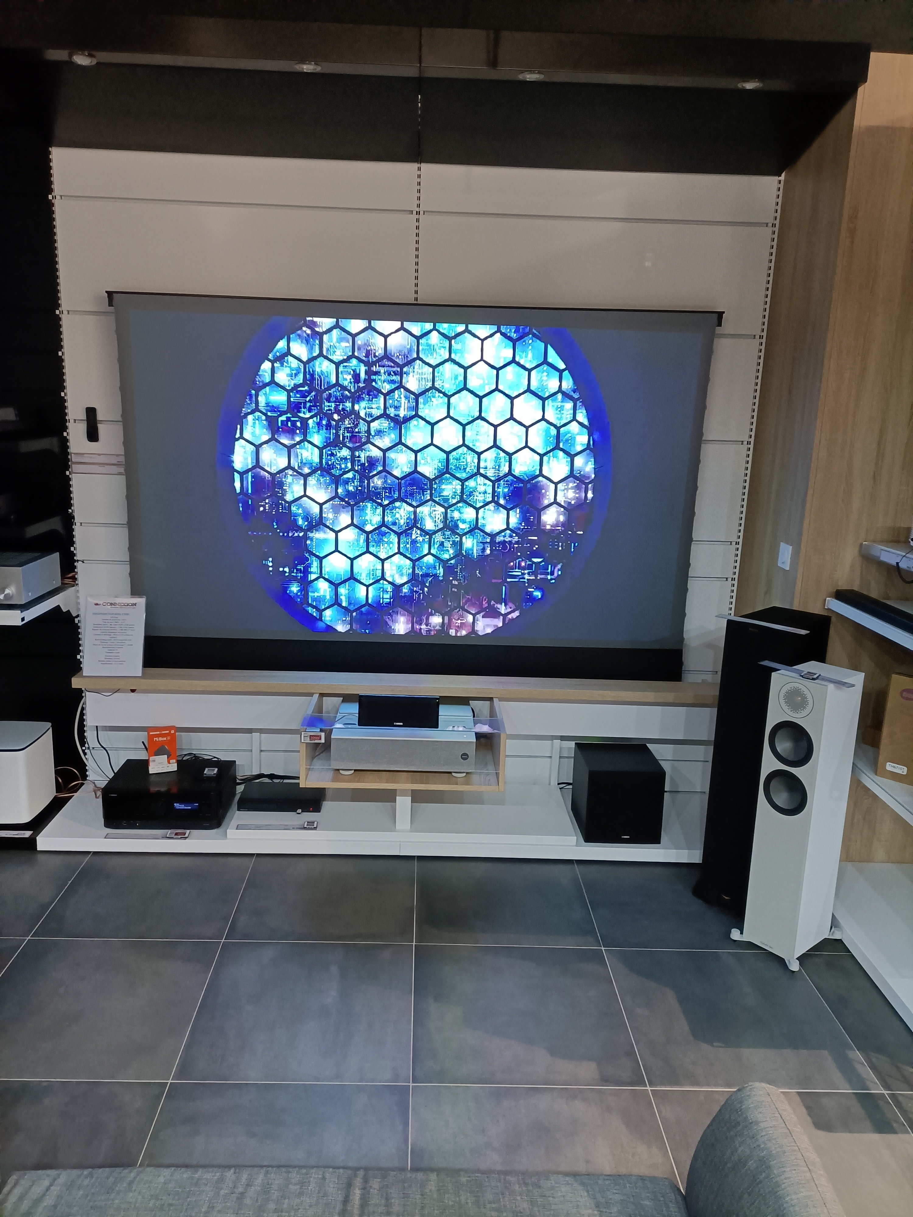 Vidéo-Projecteur Ben-Q et son écran de 100 pouces soit 2.54m.