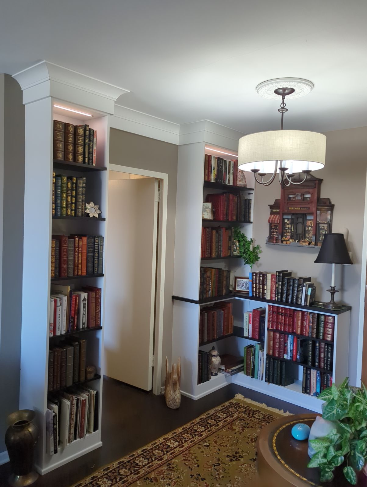 Custom book shelves for maximizing storage with a variety of shelving and finishes by California Closets Pittsburgh in Pittsburgh, Pennsylvania.