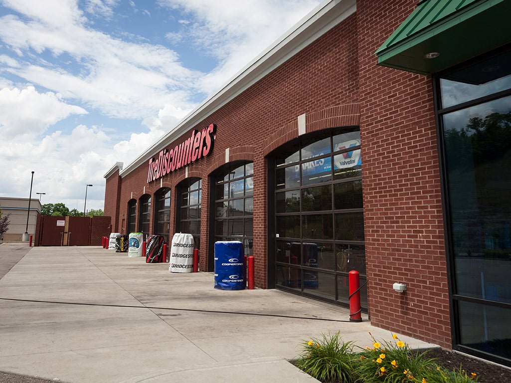 Tire Discounters Newport Pavilion tires, alignment, brakes, autoglass