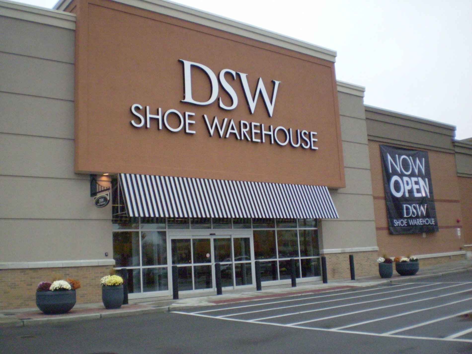 dsw shoe warehouse near me now