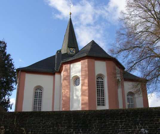 Die Johanneskirche ist eine protestantische Quersaalkirche, die ihre heutige Bauform im 18. Jahrhundert bekommen hat. Die Ursprünge des Baukörpers gehen in das 12. Jahrhundert zurück, wovon heute noch der Turm mit romanischen Schallöffnungen und der Chor im Osten der Kirche zeugen.