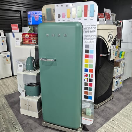 Espace réfrigérateur SMEG avec petit électroménager SMEG, bouilloires, grille pain, robot Boulanger Pontarlier