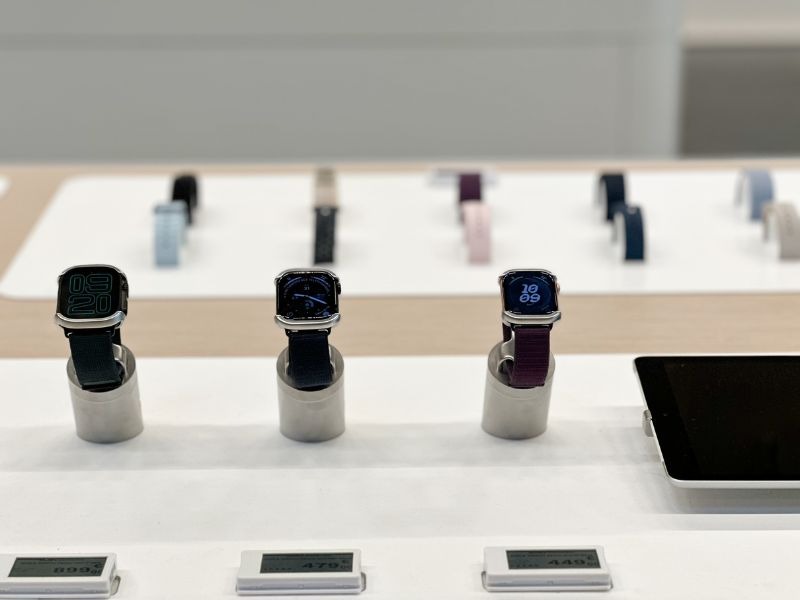 Découvrez les Apple Watch ainsi que leurs accessoires comme les supports de charges et divers bracelets, dans l'Apple Shop du magasin Boulanger Avignon Le Pontet situé dans la zone commerciale d'Auchan Le Pontet.
