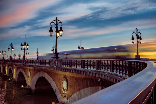 Un tram sur le pont de Bordeaux