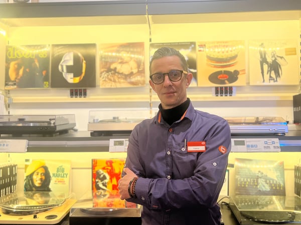 Frédéric vendeur du rayon multimédia à Boulanger Portet-sur-Garonne