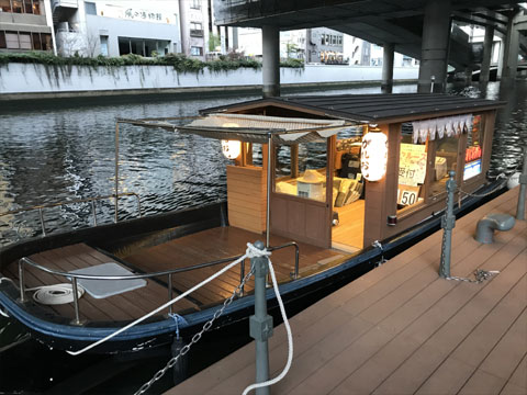 12名乗りのお座敷舟に乗って出発♪屋根があるので雨でも安心