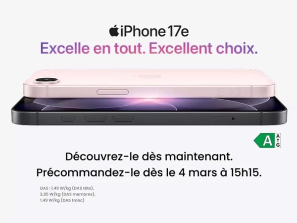 Visuel publicitaire Apple présentant l’iPhone 17e avec deux smartphones superposés en vue de profil, en noir et rose clair. Le message indique « iPhone 17e – Excelle en tout. Excellent choix. ». Le visuel invite à le découvrir dès maintenant et annonce l’ouverture des précommandes le 4 mars à 15h15. Un label de classification énergétique apparaît sur la droite