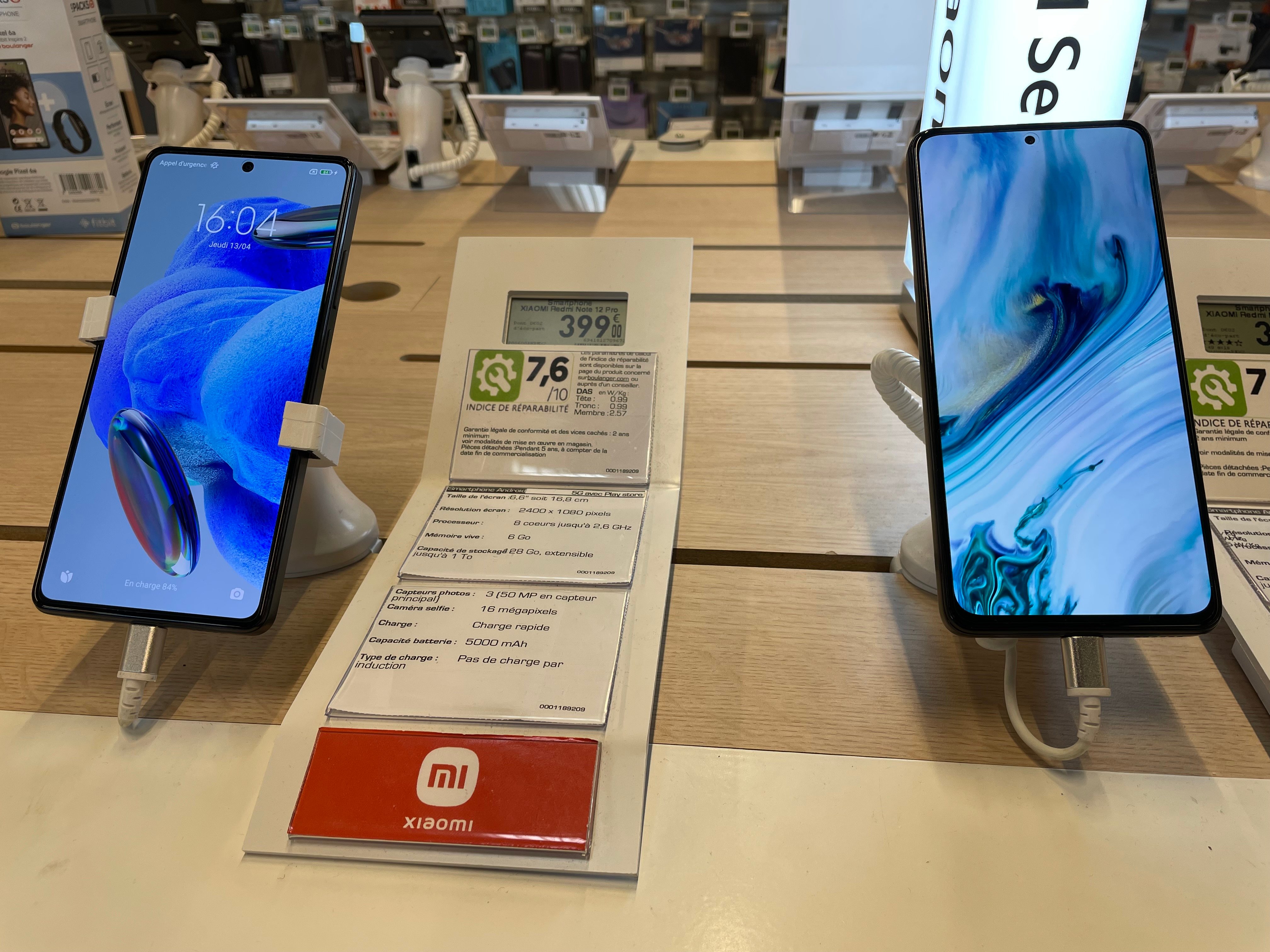 Modèle de smartphones de la maque Xiaomi présent chez Boulanger Bourg-en-Bresse et un univers d'accessoires Xiaomi pour protéger ou charger son téléphone