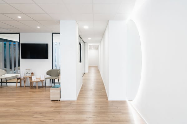 Les espaces de la clinique dentaire Ardentis offrent un environnement moderne, lumineux et accueillant pour assurer le confort des patients tout au long de leur visite.