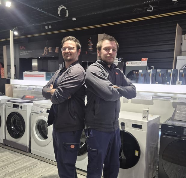 Equipe de livraison, démonstration et installation