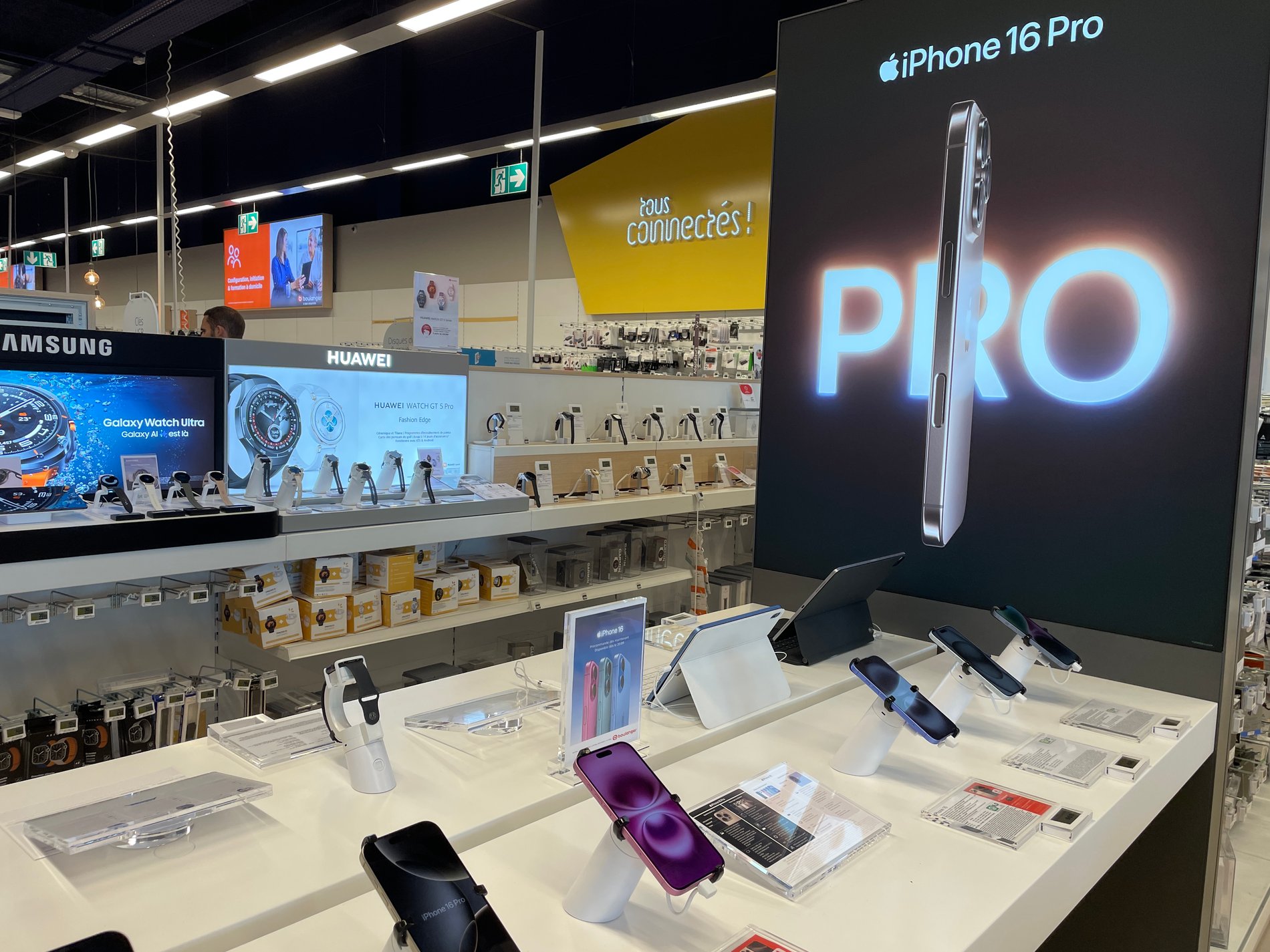 Table Apple avec les nouveaux produits 2024