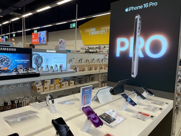 Rayon téléphonie Apple avec les nouveaux iPhones 16 du magasin Boulanger Bourg-en-Bresse.