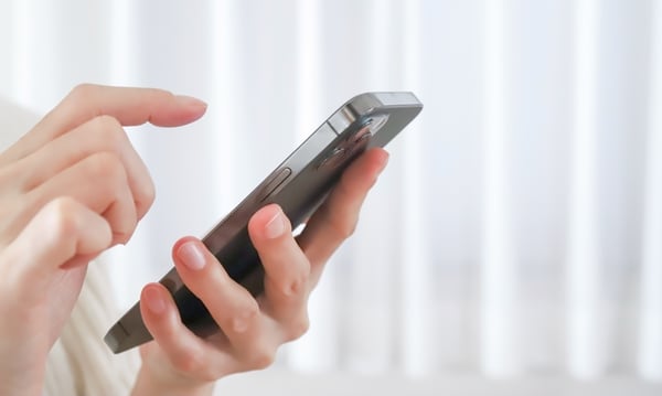 スマートフォンを触る手元