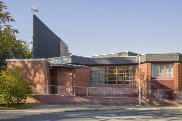 Das moderne Kirchengebäude aus Backstein.