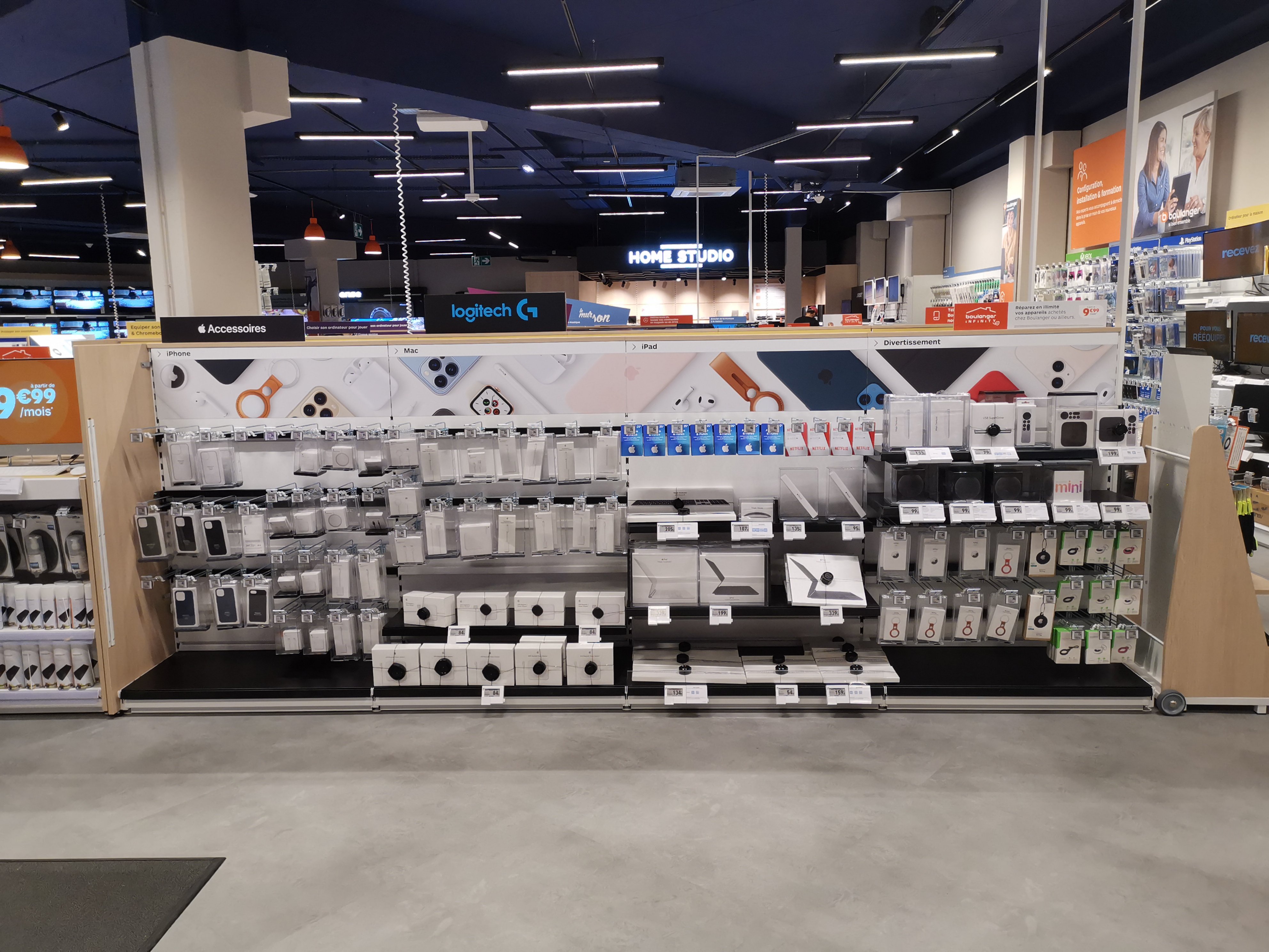 Mural accessoires Apple au magasin Boulanger Villebon