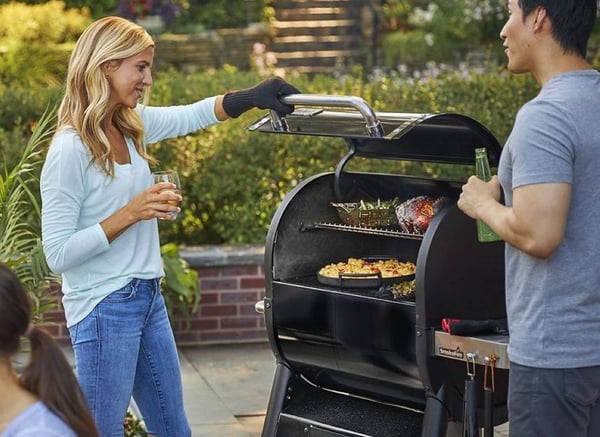 Envie de partager des repas conviviaux en famille ou entre amis ? Barbecue et plancha sont parfaits pour la saison.