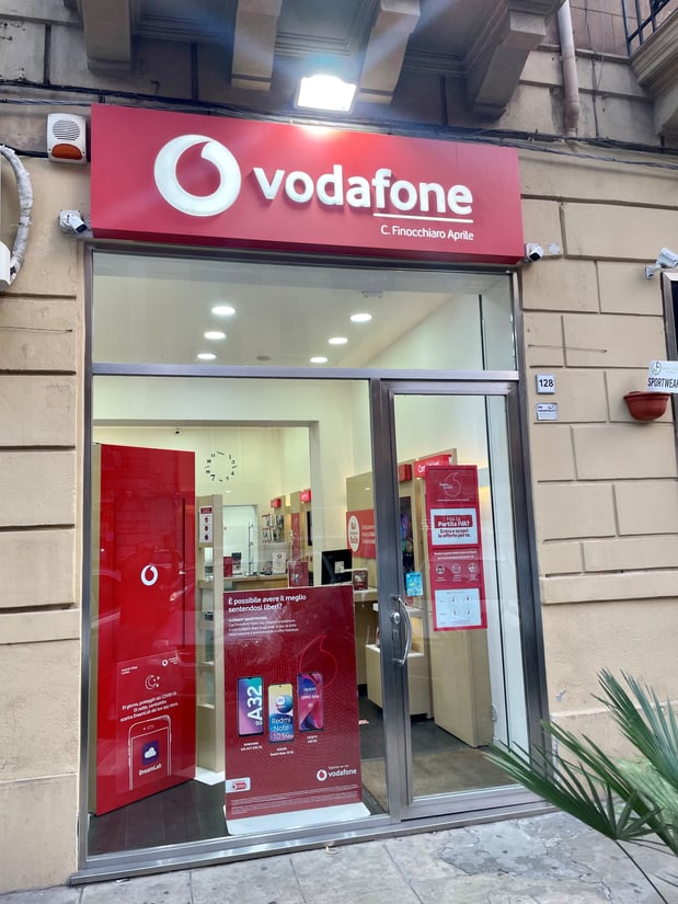 Vodafone Store | Corso Camillo Finocchiaro April