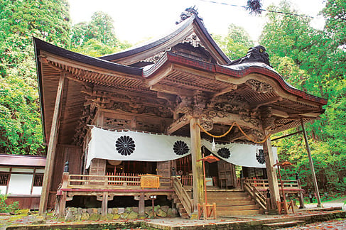 戸隠神社は荘厳な佇まい