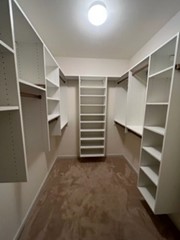 walk-in closet with shelves and hanging rods