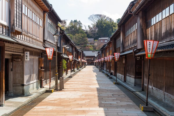 「ひがし茶屋街」の情緒あふれる街並みは撮影にもピッタリ ©金沢市