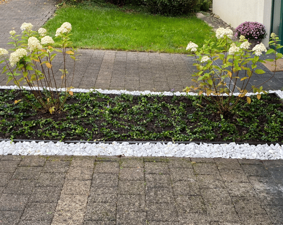 Rabatte mit Natursteinen von Lusogarten GmbH, Gartenbau & Gartenpflege, 8127 Forch im Kanton Zürich