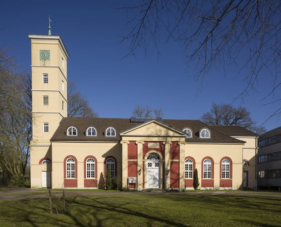 Ein klassizistisches Kirchengebäude.