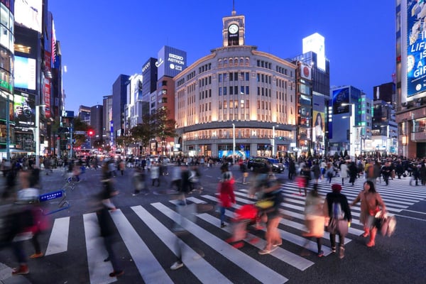 ハイブランドの路面店や話題のショップ、レストランなどが集まる銀座　写真提供：（公財）東京観光財団