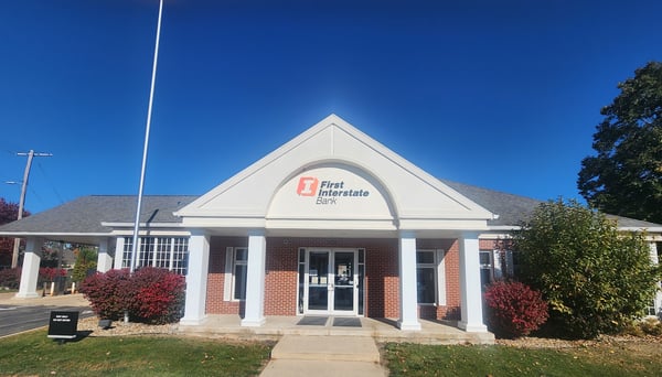 Exterior image of First Interstate Bank in Cedar Falls, IA.
