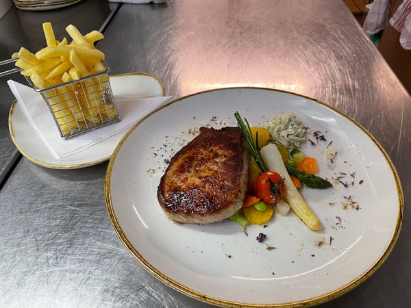 Schweinesteak mit Pommes Frites