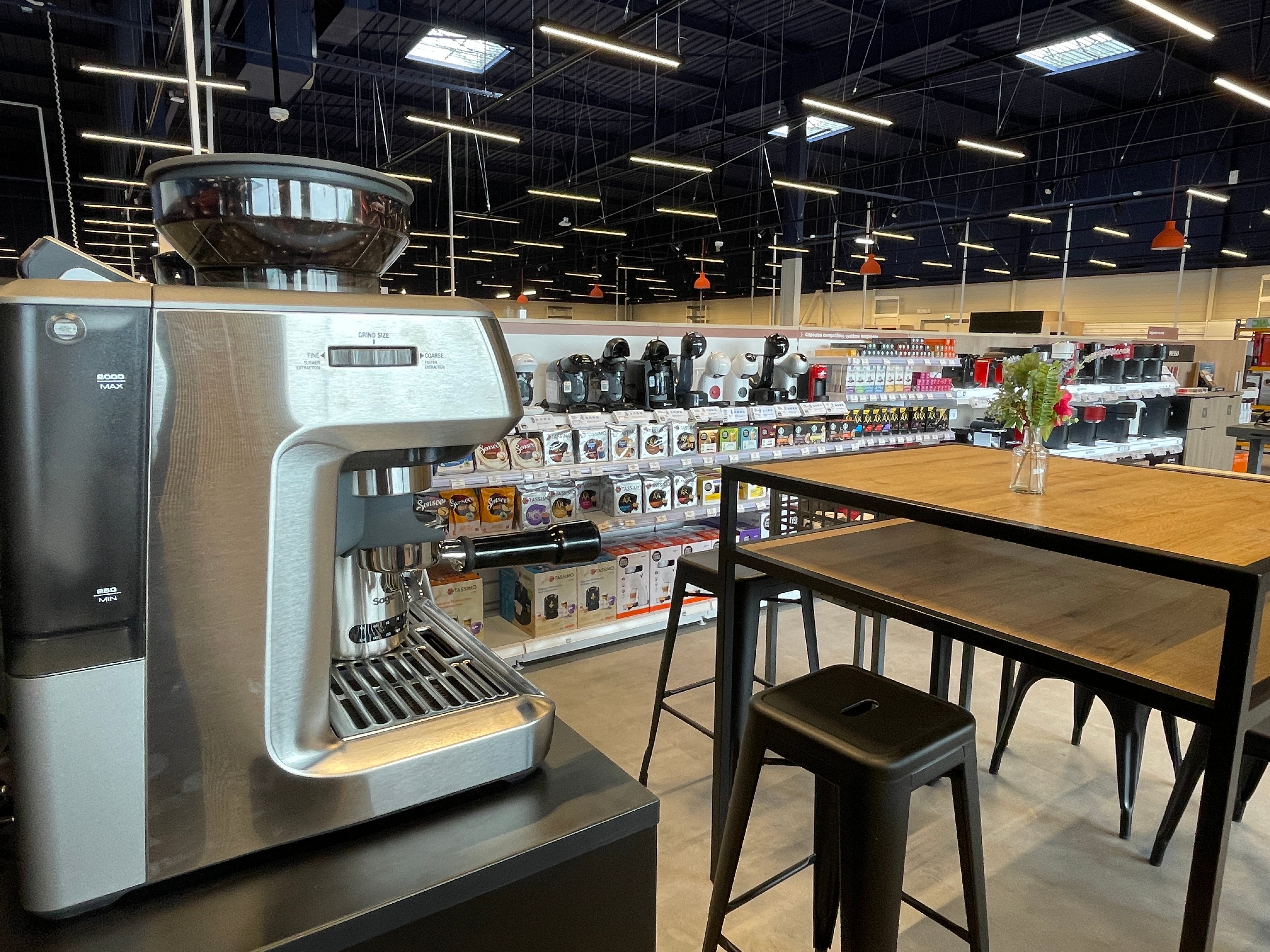 Un rayon broyeur café de dernière génération avec de grandes marques comme Delonghi, Philips, et autres. ainsi qu'un espace Nespresso dans votre magasin Boulanger Lens