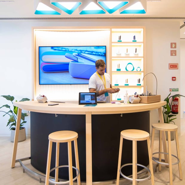 Imagem agendamento de visita a loja IQOS com apoio de colaborador IQOS