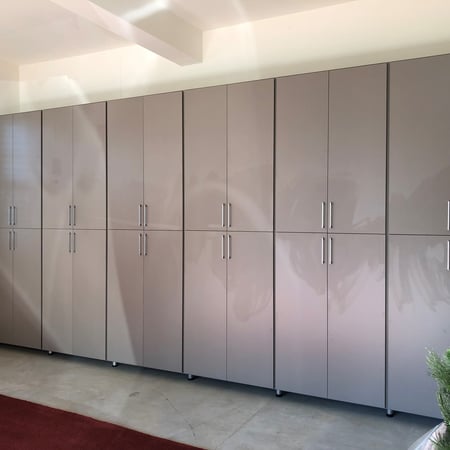 Closed Garage System with High-Gloss Doors