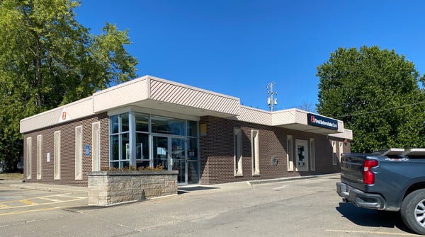 Exterior image of First Interstate Bank in Corydon, IA.