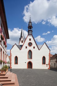 Die Stadtkirche St. Nikolaus überrascht durch die ausgeprägte Farbigkeit ihres Innenraums – einer von Rottönen dominierten Symbiose von Ornamentmalerei, mittelalterlichen Wandbildern (das älteste Fragment stammt aus dem 12./13. Jahrhundert) und bedeutenden Epitaphen. Aufgrund ihrer hervorragenden Akustik ist sie eine beliebte Konzertkirche.