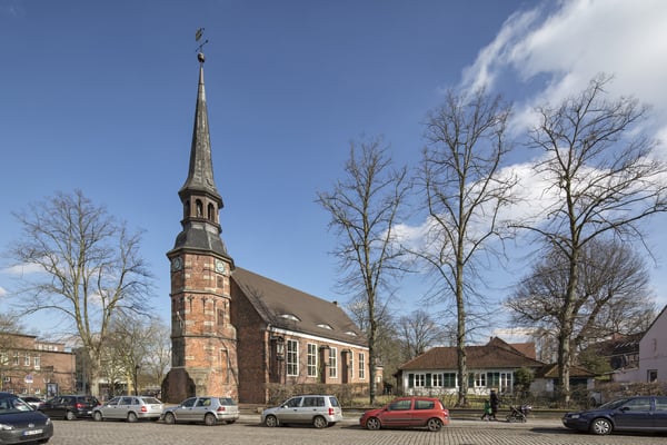 Das Kirchengebäude an einer Straße.
