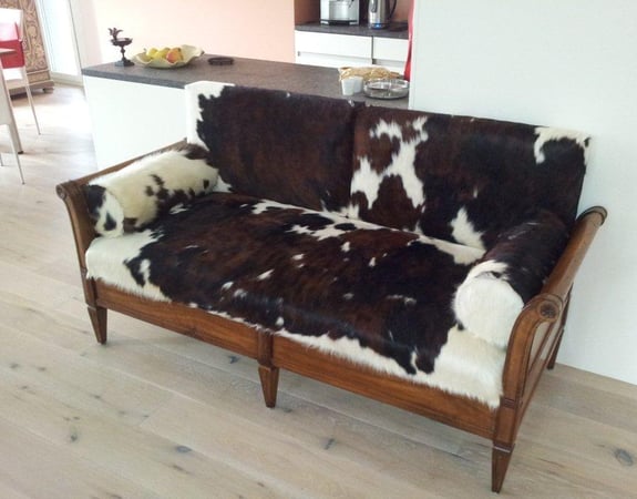 Sofa mit Kuhfell überzogen