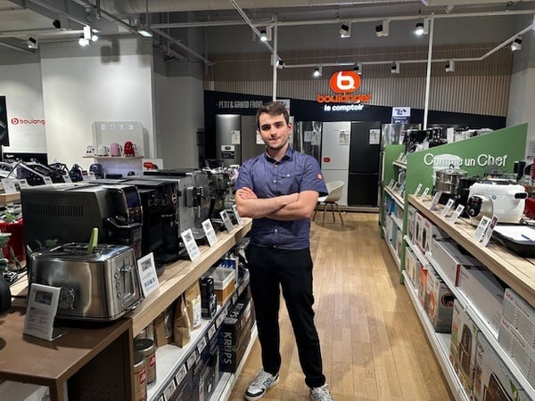 Victor devant la machine à café à grain Jura de votre magasin  Boulanger PARLY 2