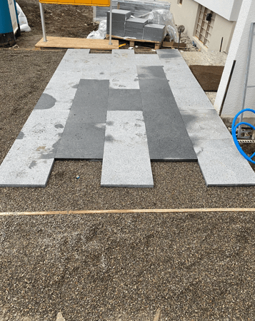Granitbodenplatten setzen von Lusogarten GmbH, Gartenbau & Gartenpflege, 8127 Forch im Kanton Zürich